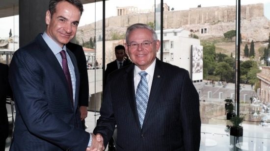 Τηλεφωνική επικοινωνία Μητσοτάκη με τον γερουσιαστή Ρόμπερτ Μενέντεζ
