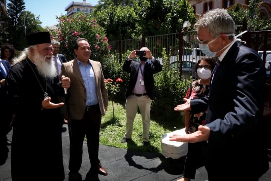 Την Ημέρα Ανεξαρτησίας γιόρτασαν στο Δημήτρειο της «ΑΠΟΣΤΟΛΗΣ» ο Αμερικανός Πρέσβης Τζέφρι Πάιατ με τον Αρχιεπισκοπο