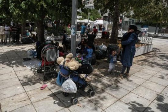 Σε Σκαραμαγκά και Σχιστό μεταφέρονται 150 πρόσφυγες από την πλατεία Βικτωρίας
