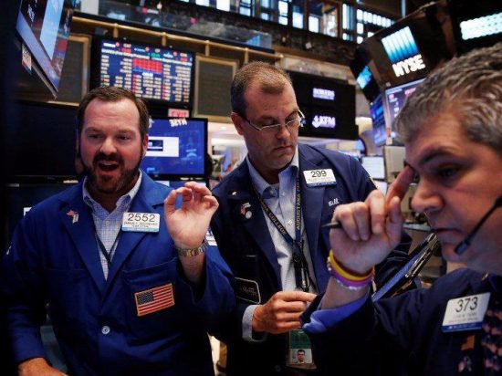 Ράλι στη Wall Street – Έπιασε τα 3.000 δολάρια η μετοχή της Amazon, «πατάει γκάζι» η Tesla