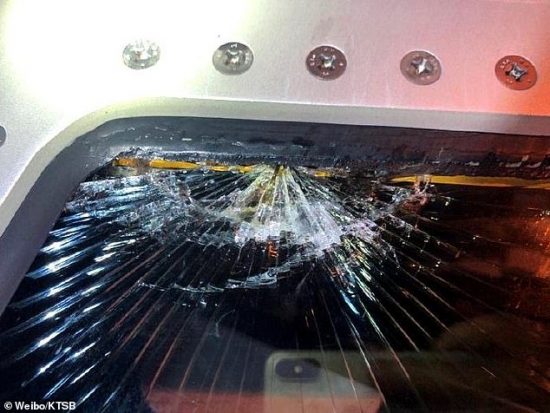 Τρόμος στον αέρα: Ράγισε παράθυρο σε Βοeing 737 στην Κίνα – Έκανε βουτιά 18.300 πόδια