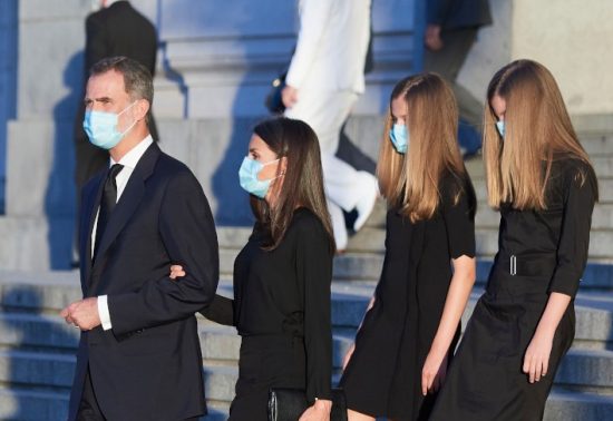 Μαυροφορεμένη η βασιλική οικογένεια της Ισπανίας στη μαζική κηδεία για θύματα κορονοϊού