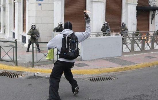 Επεισόδια στο Σύνταγμα: Πέτρες και μολότοφ στην πορεία για τις διαδηλώσεις