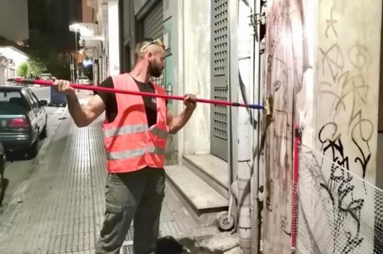 Δήμος Αθηναίων: Καθάρισε από αντιαισθητικά γκράφιτι η οδός Αθηνάς (φωτογραφίες)