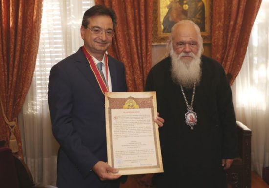 Η ανώτατη τιμητική διάκριση της Αρχιεπισκοπής Αθηνών στον διευθύνοντα σύμβουλο της Eurobank Φωκίωνα Καραβία
