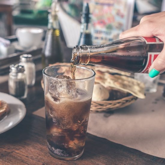 H Coca-Cola κλείνει θυγατρικές εταιρείες μετά τις απώλειες των 7,2 δισ. δολαρίων τον Ιούνιο