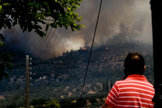 Πυρκαγιά στην Κορινθία: Πληροφορίες για προώθηση εκκένωσης του Σοφικού – Διαψεύδει η Πυροσβεστική
