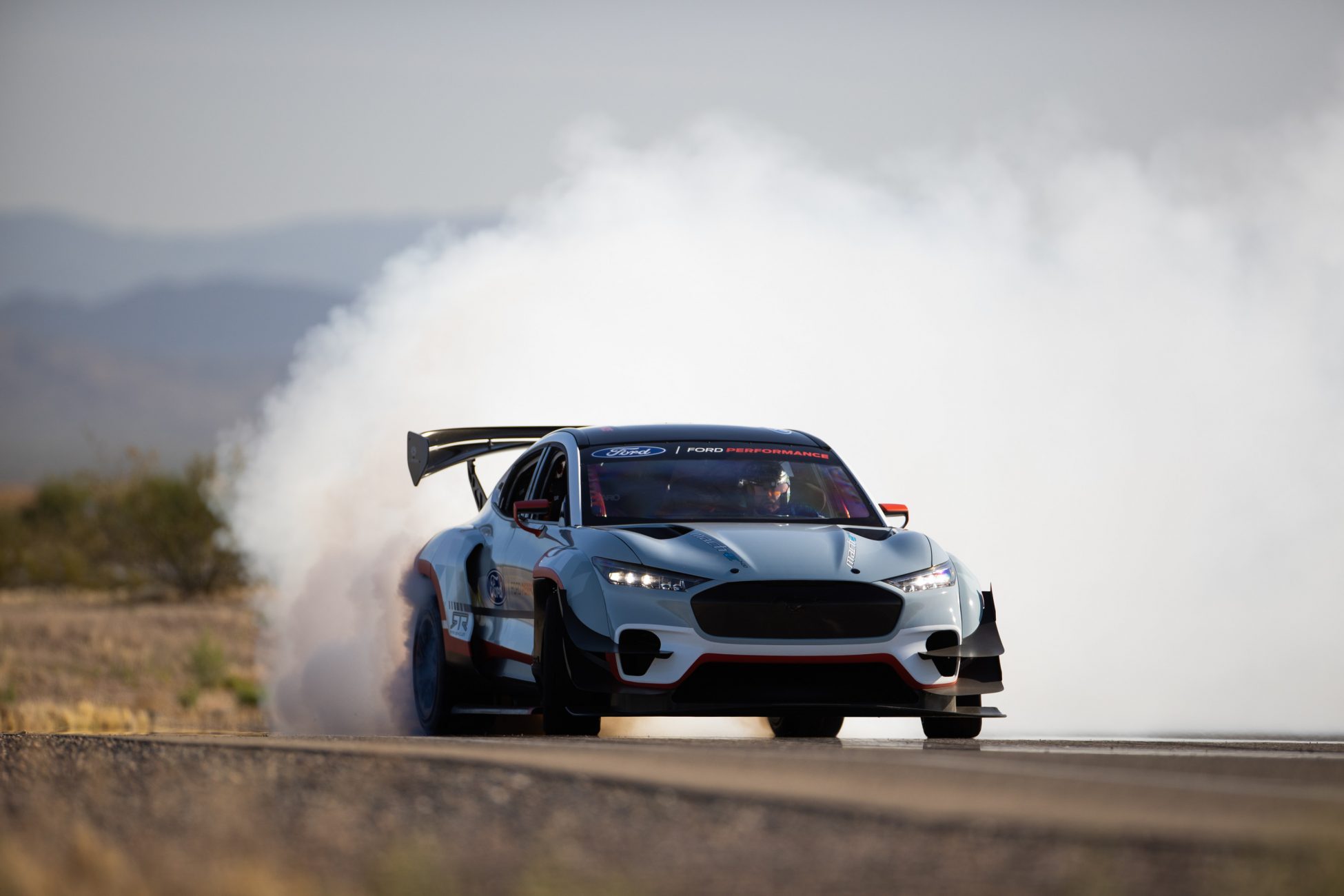 Ford: Η πρωτότυπη Mustang Mach-E 1400… ηλεκτρίζει (video)