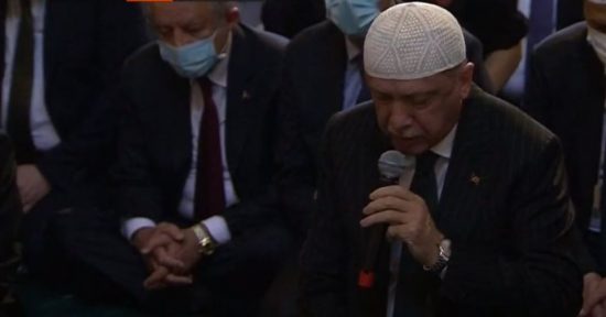 Σόου Ερντογάν: Διάβασε το Κοράνι μέσα στην Αγία Σοφία (video)