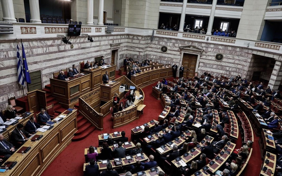 Βουλευτές στην αίθουσα της Ολομέλειας της Βουλής