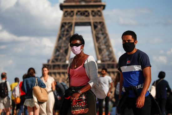 Le Monde: Το Παρίσι θα καταστήσει υποχρεωτική τη μάσκα σε ορισμένους εξωτερικούς χώρους