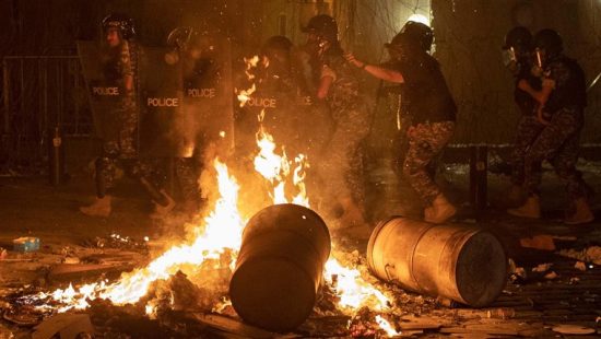 Βηρυτός: Πρόωρες εκλογές θα προτείνει ο πρωθυπουργός – Νεκρός αστυνομικός και 170 τραυματίες στις διαδηλώσεις