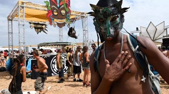 Γαλλία: Ένα τεράστιο ρέιβ πάρτι στη νότια Γαλλία ανησυχεί τις αρχές