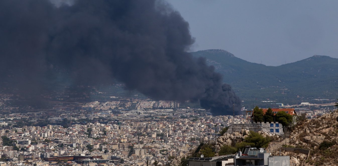 Μαίνεται η πυρκαγιά στη Μεταμόρφωση – Μήνυμα από το 112, οδηγίες για τους καπνούς απο την Πολιτική Προστασία