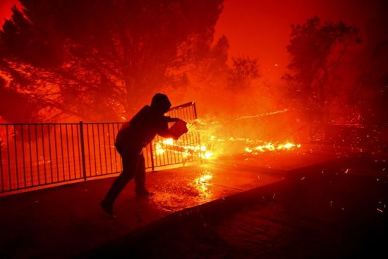 Αχτίδα ελπίδας για τις καταστροφικές πυρκαγιές στην Καλιφόρνια – Καλύτερη η εικόνα τις τελευταίες ώρες
