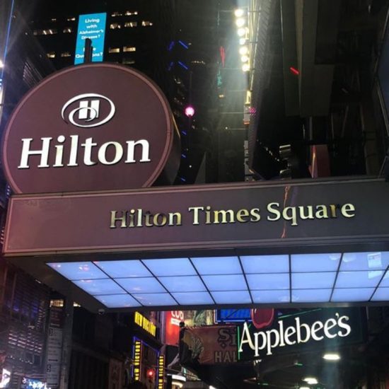 “Ηχηρό” λουκέτο για το «Hilton Times Square» της Νέας Υόρκης – 200 εργαζόμενοι χάνουν οριστικά τις δουλειές τους