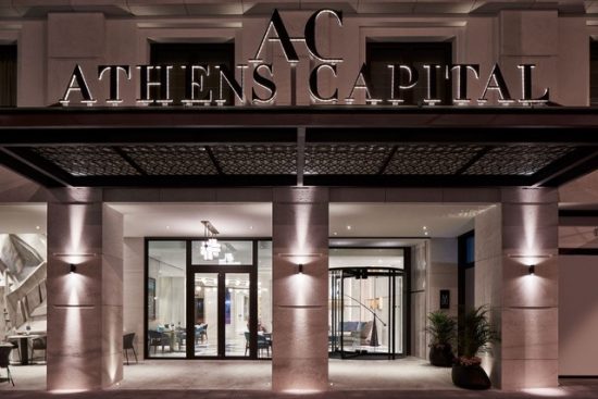 Φωταγωγήθηκε το δέντρο στο Athens Capital Hotel MGallery Collection