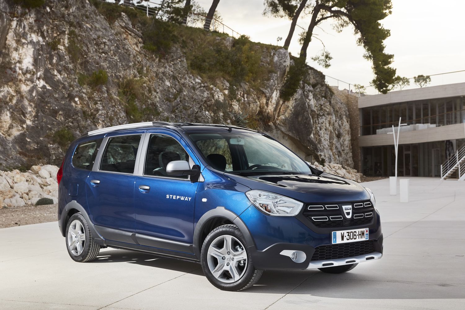 Dacia LODGY : Ευρυχωρία και χρηστικότητα μεγάλου, με τιμή μικρού