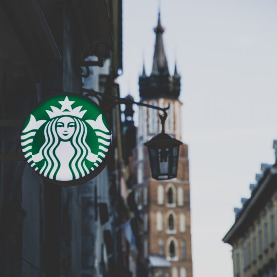 Starbucks: Προχωρά σε απολύσεις για την εξυγίανση της εταιρείας