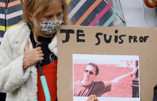Παρίσι: Στους δρόμους χιλιάδες κάτοικοι, τίμησαν τη μνήμη του δολοφονηθέντος καθηγητή Σαμιέλ Πατί