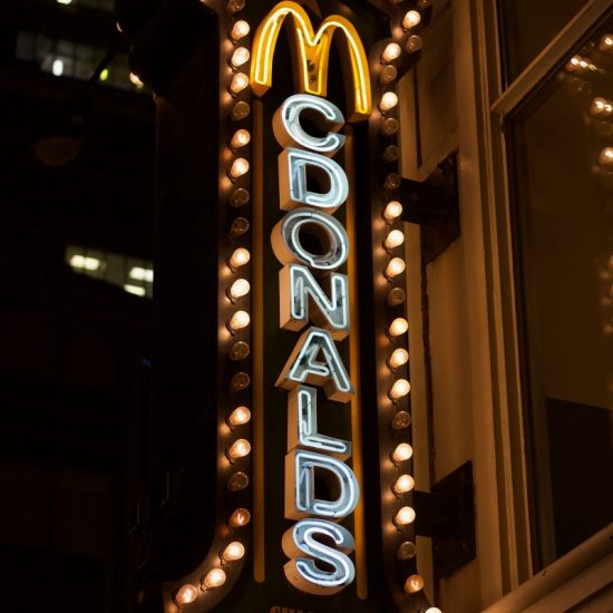 McDonald’s και Strarbucks ανοίγουν πόλεμο με τους εμπειρογνώμονες υγείας