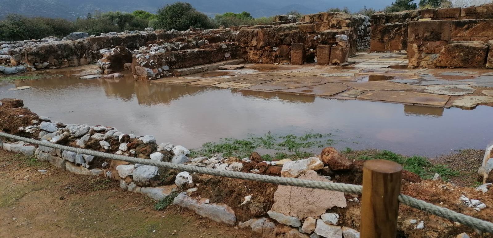 Λίμνη έγινε από τις έντονες βροχοπτώσεις το μινωικό ανάκτορο στα Μάλια