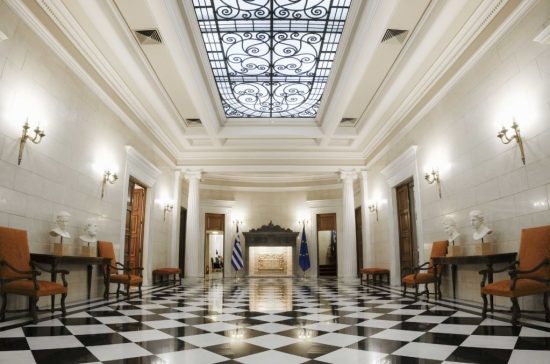 Σύσκεψη στο Μαξίμου: Σαρωτικοί οι έλεγχοι για την τήρηση των μέτρων