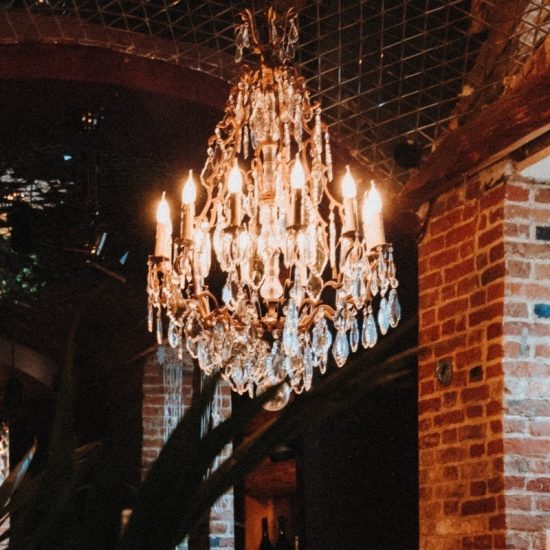 Ένας πολυέλαιος είναι το statement αντικείμενο που λείπει από τον χώρο σας