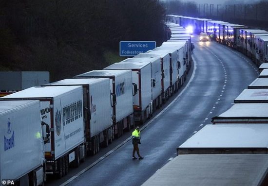 Βρετανία: Τουλάχιστον 4.500 οδηγοί φορτηγών πέρασαν από το Ντόβερ στη Γαλλία