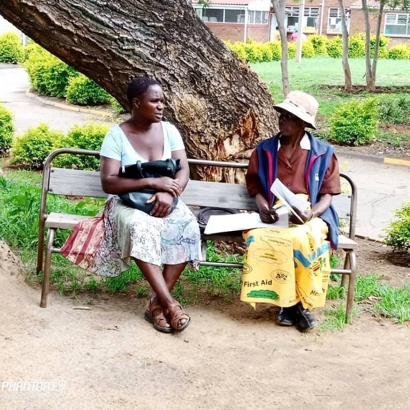 Τo Παγκάκι της Φιλίας: Πώς οι γιαγιάδες της Ζιμπάμπουε βοηθούν στη μάχη κατά της κατάθλιψης