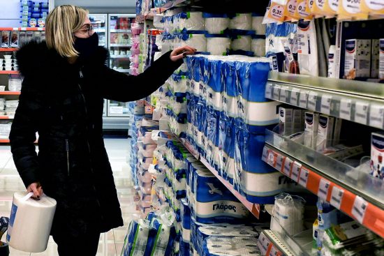 Σούπερ μάρκετ: Άλλο ένα Σάββατο με ουρές και συνωστισμό έξω από τα καταστήματα