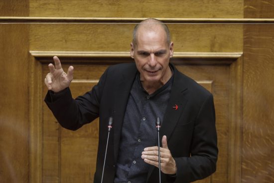 Θύμα επίθεσης ο Γιάνης Βαρουφάκης στα Εξάρχεια