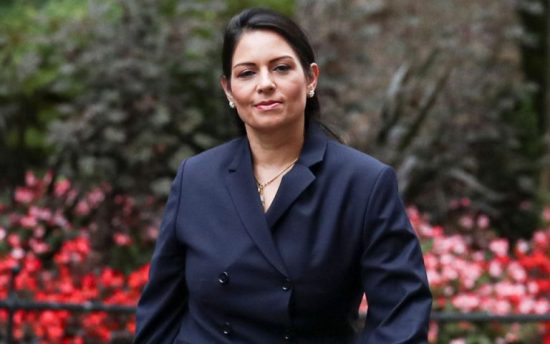 Βρετανία: «Είναι πάρα πολύ νωρίς να σκέφτεστε τις καλοκαιρινές διακοπές», λέει η υπουργός Εσωτερικών