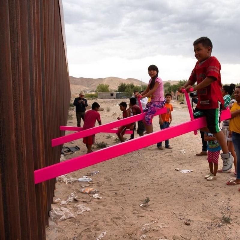 Design of the Year 2020: To βραβείο κέρδισε η ροζ τραμπάλα που “ένωσε” τα παιδιά των ΗΠΑ και του Μεξικoύ