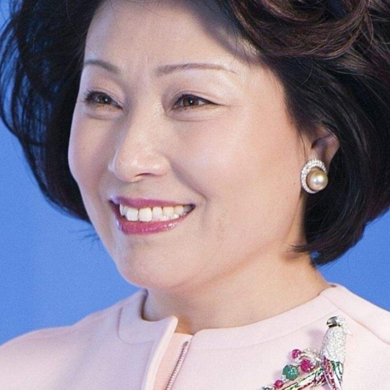 Ζονγκ Χουιγουάν: Πώς από καθηγήτρια χημείας έγινε η πλουσιότερη αυτοδημιούργητη γυναίκα της Ασίας