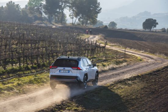Toyota RAV4 Hybrid: Ο Τσακ Νόρις των SUV!