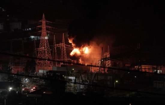 ΥΠΕΝ: Σε φυσιολογικά επίπεδα τα αιωρούμενα σωματίδια στην Ελευσίνα, μετά την πυρκαγιά στο ΚΥΤ Κουμουνδούρου