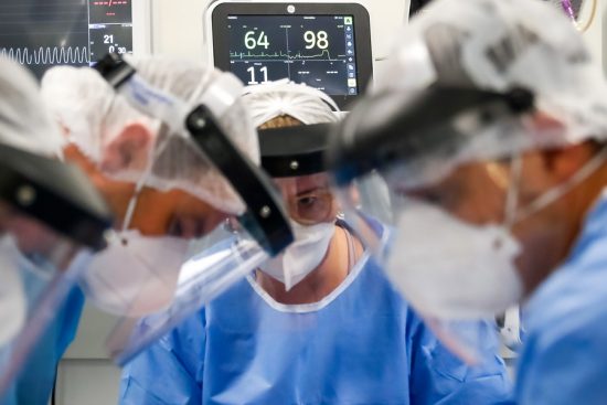 ΕΚΠΑ: Η μετάλλαξη Δέλτα διπλασιάζει τον κίνδυνο νοσηλείας για τους μη εμβολιασμένους