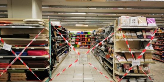 Λιανεμπόριο: Αφαιρούνται και οι απαγορευτικές κορδέλες από τα ράφια των σουπερμάρκετ