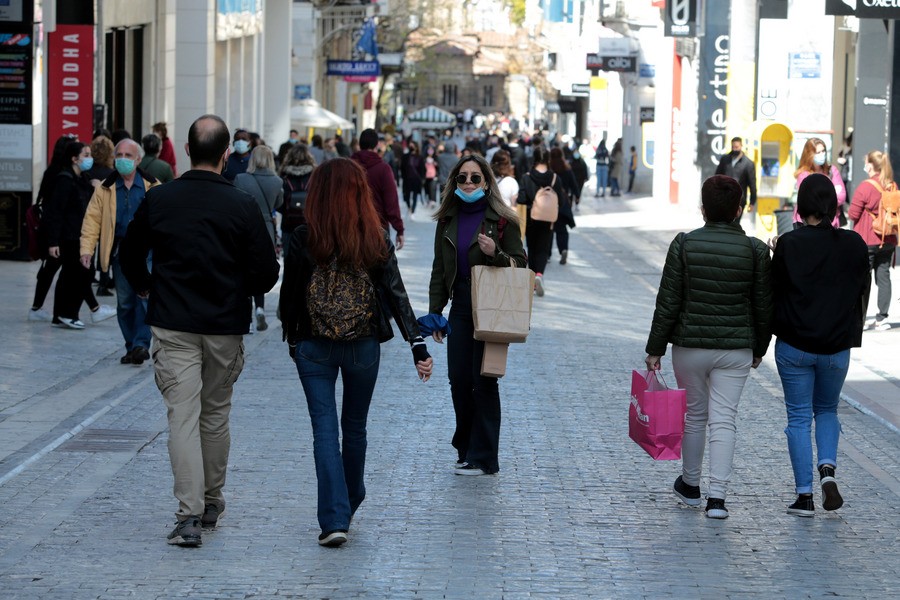 Κόσμος ψωνίζει και κοιτάζει βιτρίνες σε καταστήματα της οδού Ερμού (Φωτο αρχείου - ΑΠΕ-ΜΠΕ)