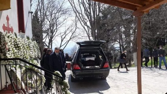Γιώργος Καραϊβάζ: Ανείπωτη θλίψη στην κηδεία του δημοσιογράφου στη Δράμα