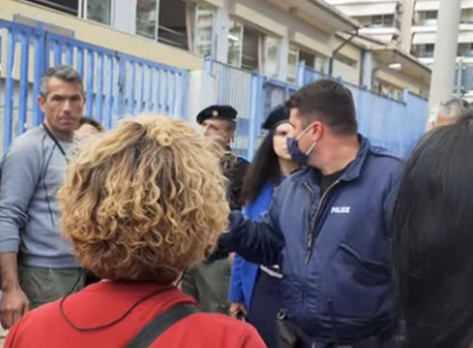 Εύοσμος: Ένταση με μητέρα μαθητή λυκείου, που δεν του επιτράπηκε η είσοδος χωρίς self test