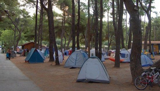 Κατασκήνωση με μάσκες και αποστάσεις συμβουλεύει το CDC των ΗΠΑ