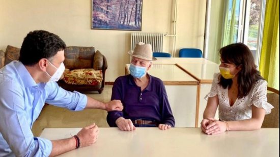 Με τον πρώτο ηλικιωμένο εμβολιασθέντα κατά του κορονοϊού συναντήθηκαν ο Β. Κικίλιας και η Δ. Μιχαηλίδου