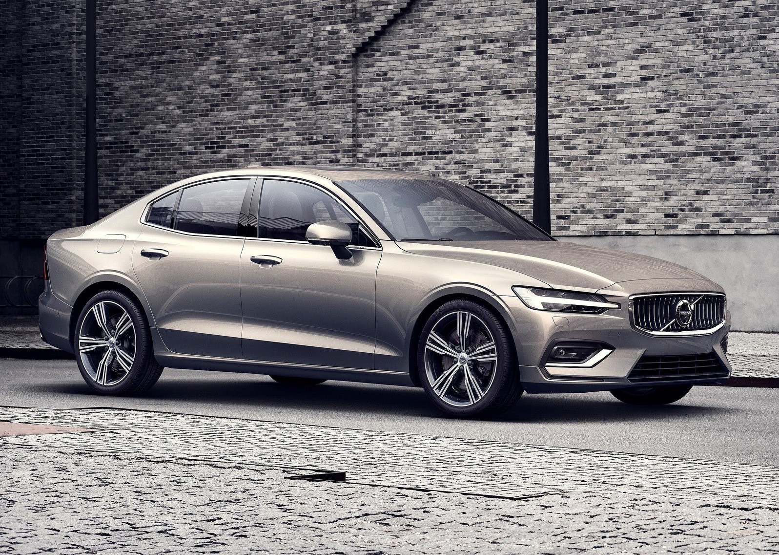 Οδηγούμε το επαναφορτιζόμενο Volvo S60 με 392PS!