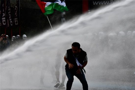 Επεισόδια και χημικά έξω από την ισραηλινή πρεσβεία στην Αθήνα
