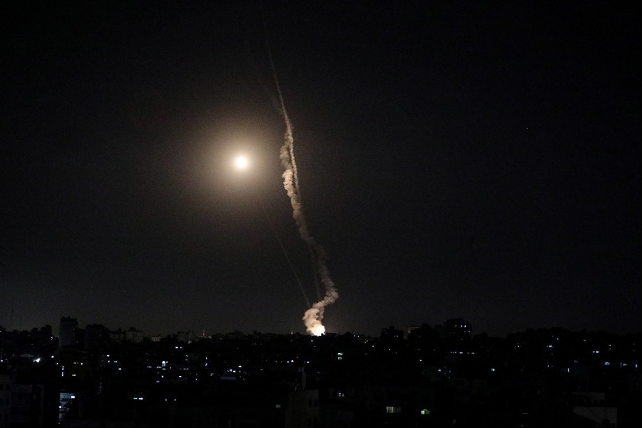 Ισραηλινές ρουκέτες πέφτουν στην πλευρά της Λωρίδας της Γάζας