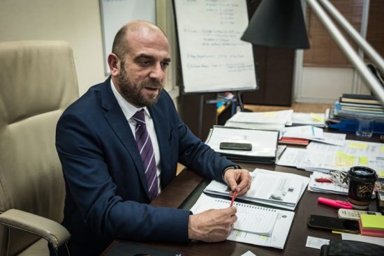 Μάνος Λογοθετίδης: Οι υπό κατασκευή νέες δομές στα νησιά σχεδιάστηκαν ώστε να επιφέρουν τη μικρότερη όχληση στις τοπικές κοινωνίες