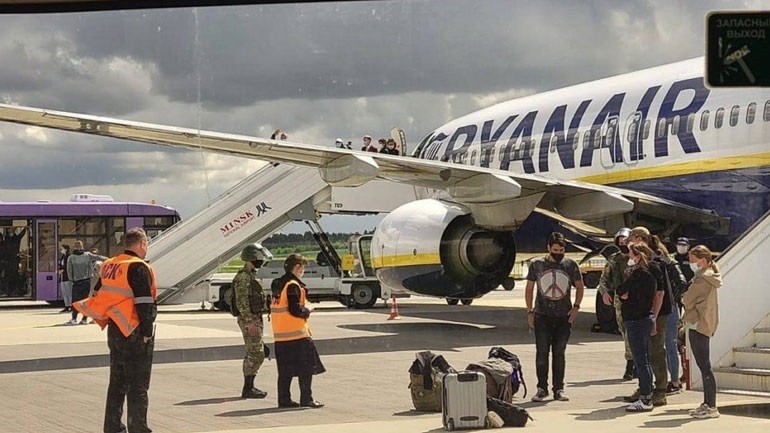 Ποιος είναι ο Έλληνας που κατέβηκε από το αεροπλάνο μαζί με τον Προτάσεβιτς στο Μινσκ | mononews
