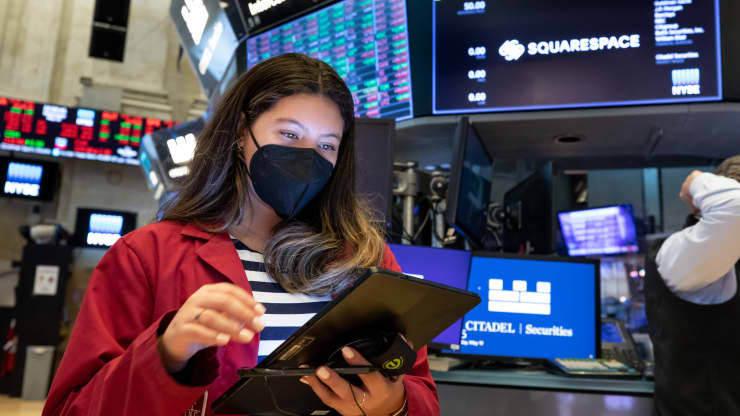 γυναίκα χρηματιστής της Wall Street με μάσκα